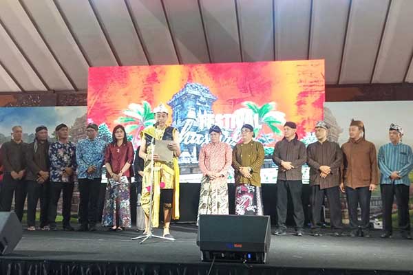 Pj Wali Kota Malang, Wahyu Hidayat membaca ikrar Cakrawala Mandala. (Seru.co.id/ws8) - Disdikbud Kota Malang Gelar Festival Singhasari Demi Pelestarian Budaya