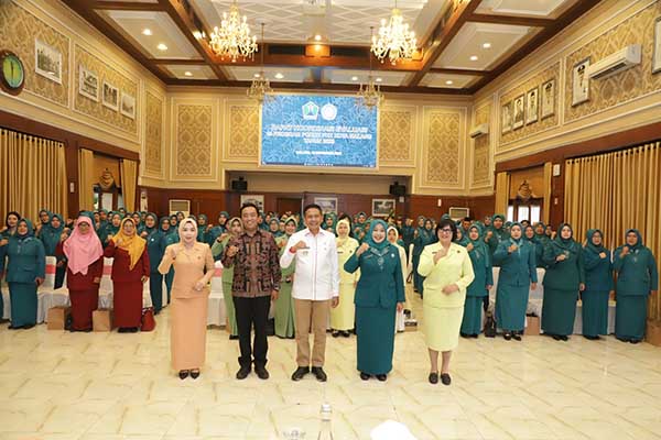 Pj Wali Kota Malang, Wahyu Hidayat menghadiri rapat Koordinasi Evaluasi 10 Program Pokok Tim Penggerak Pemberdayaan dan Kesejahteraan Keluarga (TP PKK) Kota Malang. (ist) - Pj Walikota Malang: TP PKK Memiliki Peran dalam Percepatan Penanganan Empat Isu Strategis