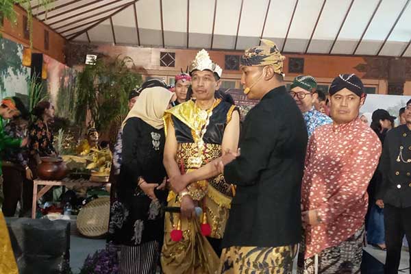 Pj Wali Kota Malang, Wahyu Hidayat mengunjungi bilik diorama. (Seru.co.id/ws8) - Disdikbud Kota Malang Gelar Festival Singhasari Demi Pelestarian Budaya