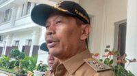 Pj Wali Kota Malang, Wahyu Hidayat, menjawab pertanyaan awak media. (ws8) - Buntut Anjing Gigit Pengunjung, Pj Wali Kota Malang: Evaluasi CFD