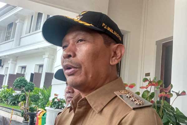 Pj Wali Kota Malang, Wahyu Hidayat, menjawab pertanyaan awak media. (ws8) - Buntut Anjing Gigit Pengunjung, Pj Wali Kota Malang: Evaluasi CFD
