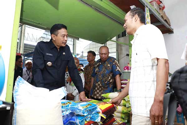 Pj Wali Kota Malang berdialog dengan para pedagang sembako pasar tradisional. (wul) - Temukan Harga Gula Meroket, Pj Wali Kota Malang Instruksikan Pasar Murah