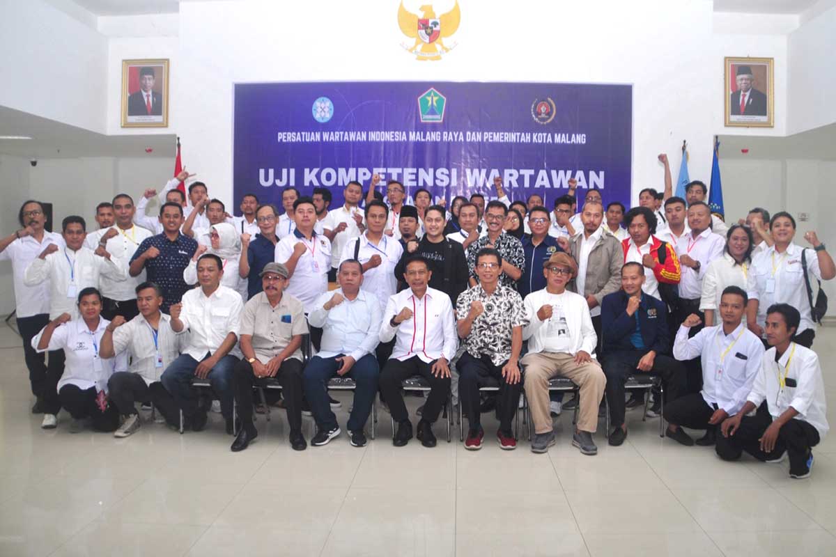 Pj. Wali Kota Malang berfoto bersama Pengurus PWI, Asesor dan peserta UKW PWI Malang Raya angkatan 54 55. (ist) - UKW PWI Malang Raya 54-55 Ditutup, Rekor 100 Persen Lulus Terbanyak