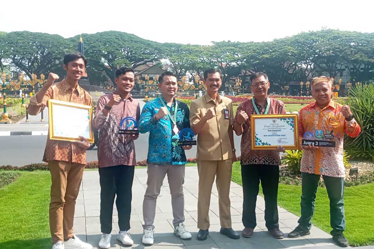 Pj Wali Kota Malang bersama Juara 3 Kategori Videografi (KIM Lestari Tunjungsekar). (ws8) - Borong Tujuh Penghargaan Kominfo, Pj Wali Kota Malang: Wujud Pelayanan Kepada Masyarakat