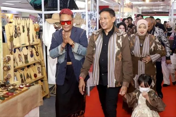 Gebrakan 'Kemis Mbois' Pj Wali Kota Malang Wajibkan ASN Pakai Produk Lokal