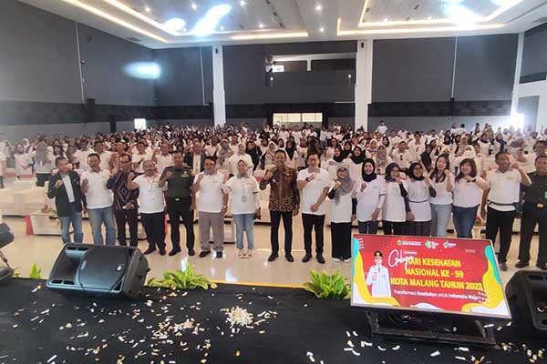 Pj Wali Kota Malang bersama para tenaga kesehatan se-Kota Malang. (rhd) - Gebyar HKN ke-59, Pj Wali Kota Apresiasi Insan Kesehatan Kota Malang Tanggulangi Stunting
