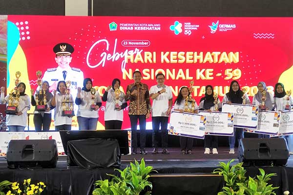 Pj Wali dan Kadinkes Kota Malang bersama kader posyandu dan puskesmas terbaik. (rhd) - Gebyar HKN ke-59, Pj Wali Kota Apresiasi Insan Kesehatan Kota Malang Tanggulangi Stunting
