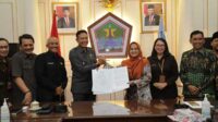 Pj Walikota Malang, Wahyu Hidayat menandatangani NPHD. (Seru.co.id/ws8) - Siap Sukseskan Pilkada, Pj Walikota Malang Tandatangani NPHD