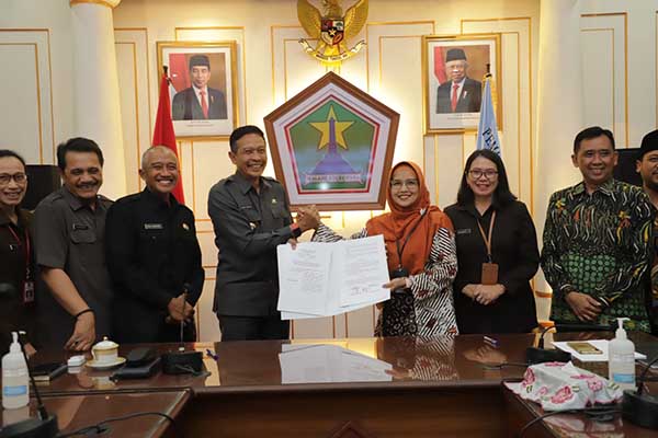 Pj Walikota Malang, Wahyu Hidayat menandatangani NPHD. (Seru.co.id/ws8) - Siap Sukseskan Pilkada, Pj Walikota Malang Tandatangani NPHD