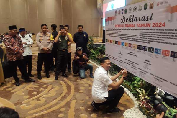 Pj. Wali Kota Malang, Wahyu Hidayat, ikut menandatangani Deklarasi Pemilu Damai 2024. (rhd) - Bakesbangpol Bekali 570 Caleg DPRD Kota Malang Penguatan Wawasan Kebangsaan