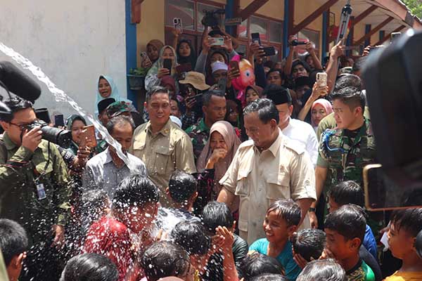 Prabowo Subianto saat meresmikan sumber bor air bersama masyarakat Palengaan Daya. (Seru co.id/udi) - Prabowo Subianto Resmikan 12 Titik Sumber Bor Air Bersih di Pamekasan