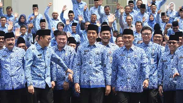 Presiden Jokowi bersama ASN. (ist) - Presiden Jokowi Teken UU ASN, PPPK Bisa Dapat Uang Pensiun