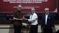 Prof Patrick Keyzer, Dekan Thomas More Law School of Australian Catholic University (kiri), Prof Unti Ludigdo, Wakil Rektor UB Bidang Riset dan Inovasi (tengah), dan Dr Aan Eko Widiarto, Dekan FH UB (kanan). (ist) - Tanggulangi Dampak Perubahan Iklim Global, FH UB Gandeng Peneliti Indonesia-Australia