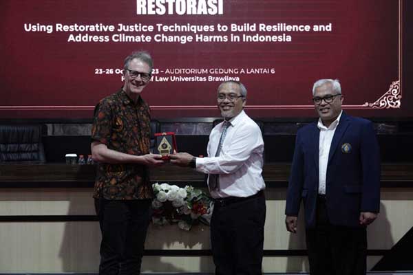 Prof Patrick Keyzer, Dekan Thomas More Law School of Australian Catholic University (kiri), Prof Unti Ludigdo, Wakil Rektor UB Bidang Riset dan Inovasi (tengah), dan Dr Aan Eko Widiarto, Dekan FH UB (kanan). (ist) - Tanggulangi Dampak Perubahan Iklim Global, FH UB Gandeng Peneliti Indonesia-Australia