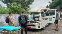 Proses evakuasi ambulans. (ist) - Nahas, Ambulans RSUD Kanjuruhan Adu Banteng Truk Pengangkut Tabung Oksigen di Karangduren