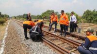 Proses pengecekan rel kereta api. (ist) - Optimalkan Pelayanan Jelang Nataru, PT KAI Persero Lakukan Pengecekan Lintasan