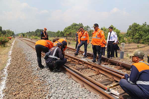 Proses pengecekan rel kereta api. (ist) - Optimalkan Pelayanan Jelang Nataru, PT KAI Persero Lakukan Pengecekan Lintasan