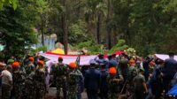 Proses penguburan. (Seru.co.id/wul) - Sebelum Wafat, Kolonel Pnb Subhan Baru Tuntaskan Misi Kemanusiaan di Palestina