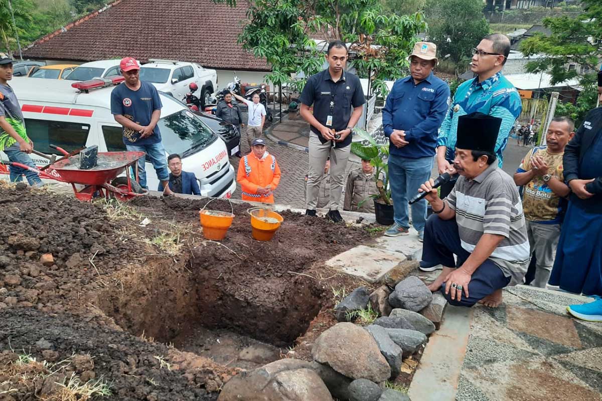 Prosesi doa sebelum peletakan batu pertama pembangunan fasilitas di Lapangan Songgomaruto. (dik) - 55 Atlet Ramaikan Kejuaraan Paralayang Wali Kota Batu Liga Seru IV 2023