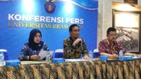 Rektor UB (tengah), didampingi Ketua Panitia MTOMN XVII dan WR III UB, saat konferensi pers. (rhd) - UB Tuan Rumah MTQMN XVII, Target Juara Umum