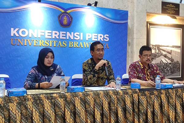 Rektor UB (tengah), didampingi Ketua Panitia MTOMN XVII dan WR III UB, saat konferensi pers. (rhd) - UB Tuan Rumah MTQMN XVII, Target Juara Umum