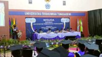 Rektor Unitri menyampaikan pesan kepada 440 wisudawan. (rhd) - Unitri Lepas 440 Wisudawan, Begini Pesan Rektor