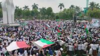 Ribuan masyarakat Pamekasan padati jantung kota Monumen Arek Lancor. (Seru.co.id/udi) - Ribuan Massa di Pamekasan Istighosah Kemanusiaan untuk Kemerdekaan Palestina