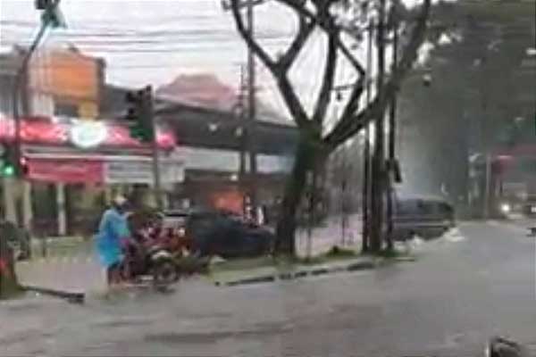 Pj Wali Kota Malang, Dr Ir Wahyu Hidayat dalam wawancara dengan awak media. (Seru.co.d/ws8) - Begini Tanggapan Pj Wali Kota Malang Terkait Banjir Kota Malang
