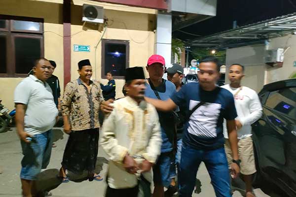 Satreskrim Polres Pamekasan saat mengamankan pelaku. (Seru co.id/udi) - Sakit Hati Istri Diakui Orang Lain, Pria Asal Pamekasan Tikam Korban