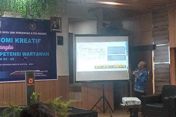 Sekretaris Daerah (Sekda) Kota Malang, Erik Setyo Santoso memberikan materi di UKW. (Seru.co.id/ws8) - Begini Harapan Sekda Kota Malang pada Pembukaan PWI Kota Malang