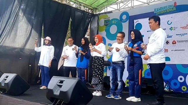 Simbolis minum pil zat besi bersama untuk meningkatkan kesehatan. (dik) - Health Expo Dinkes Batu Meriahkan HKN 2023