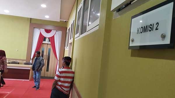 Suasana ruang Komisi DPRD Pamekasan. (Seru.co.id/mzm) - Viral Game Slot di DPRD, Pj Bupati dan Ketua Komisi 3 Mengaku Tidak Tahu