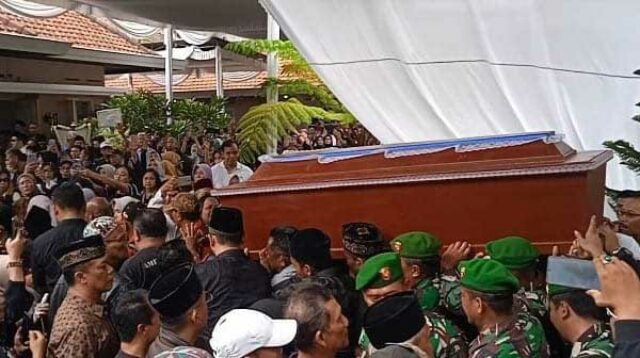 Suasana saat kedatangan jenazah alm. H Eddy Rumpoko di rumah duka, Jalan Trunojoyo 13 Kota Batu. (Seru.co.id/dik) - Prosesi Pemakaman Mantan Wali Kota Batu ER Berlangsung Haru