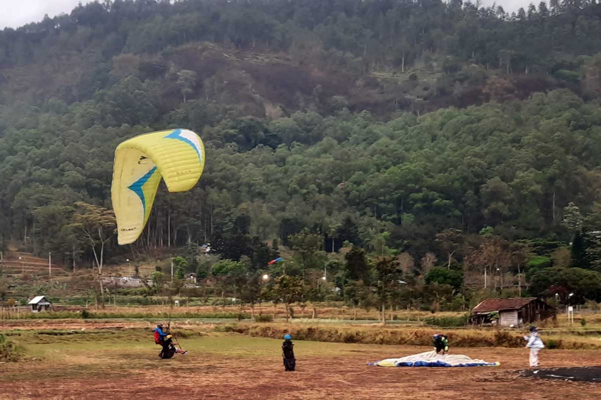 Tandem paralayang sebagai salah satu wisata adrenalin di Kota Batu. (dik) - 55 Atlet Ramaikan Kejuaraan Paralayang Wali Kota Batu Liga Seru IV 2023