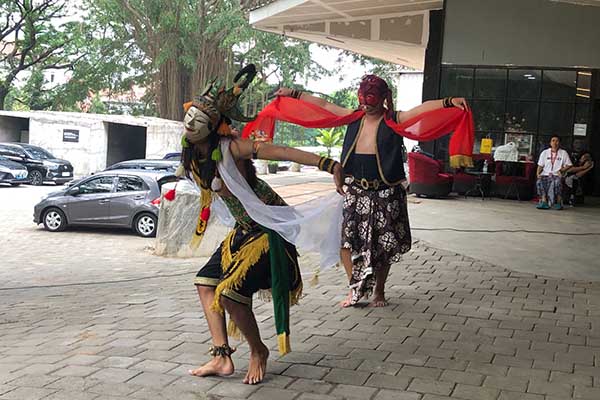 Tari Topeng yang disuguhkan di acara press conference BWCF. (wul) - Malang Terpilih Tuan Rumah BWCF ke-12