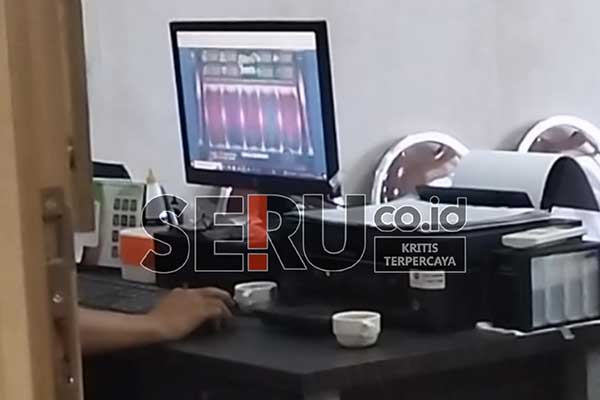 TANGKAPAN LAYAR: Terlihat fasilitas komputer DPRD Pamekasan saat dijadikan mesin slot. (Seru.co.id/udi) - Video Viral! Fasilitas Kantor DPRD Pamekasan Diduga Dipakai Bermain Judi Slot Saat Jam Kerja