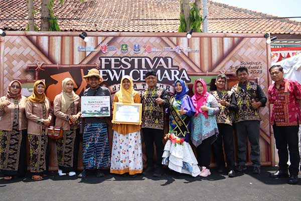 Tim Disporapar, Kampoeng Heritage Kajoetangan dan Pokdarwis Kampung Tempe Sanan. (ist) - Kampoeng Heritage Kajoetangan Sabet Penghargaan Dewi Cemara Jatim 2023