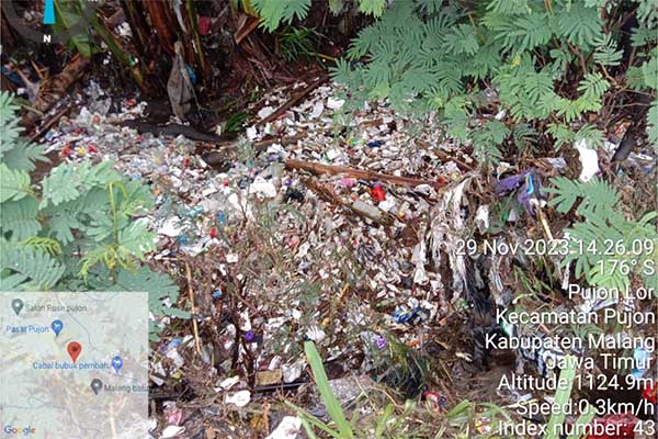 Tumpukan sampah yang menyumbat Sungai Baluh. (ist) - Aliran Sungai Tersumbat, Dusun Krajan Pujon Diterjang Banjir