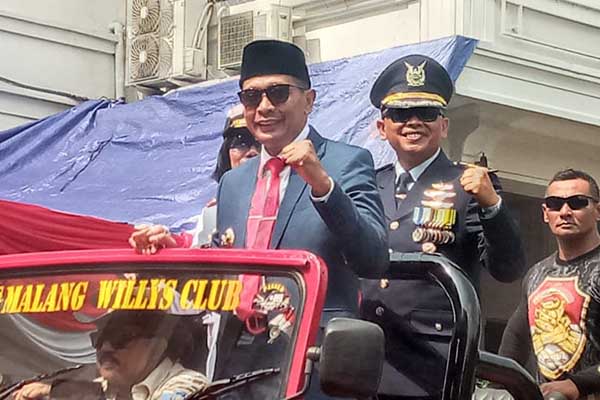 Ziarah Makam Pahlawan di Taman Makam Pahlawan Untung Suropati. (Seru.co.id/ws8) - Pj Walikota Malang Deklarasikan Ekraf sebagai Simbol "Local Heroes" di Hari Pahlawan