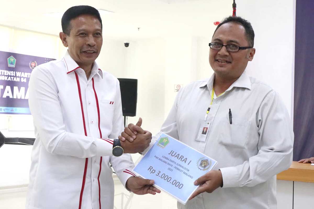 Wartawan SERU.co.id, Didik Sulistyo menerima hadiah juara pertama dari Pj. Wali Kota Malang, Dr Ir Wahyu Hidayat MM. (ist) - Dua Wartawan SERU Lulus UKW Utama-Madya, Juara Pertama Lomba Karya Jurnalistik