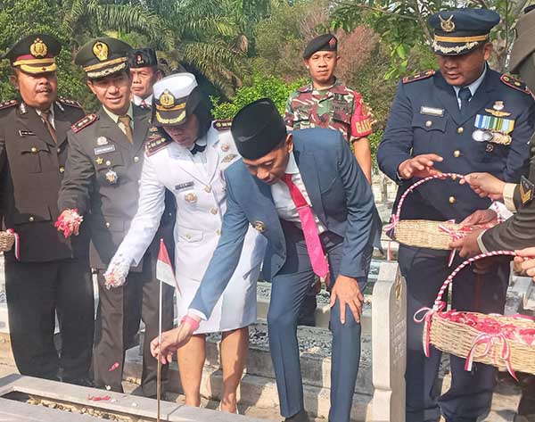 Ziarah Makam Pahlawan di Taman Makam Pahlawan Untung Suropati. (Seru.co.id/ws8) - Pj Walikota Malang Deklarasikan Ekraf sebagai Simbol "Local Heroes" di Hari Pahlawan