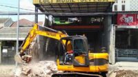 Alat berat dikerahkan mengeksekusi eks cucian mobil. (Seru.co.id/ws10) - Pemkot Malang Akhirnya Eksekusi Lahan Eks Cucian Mobil