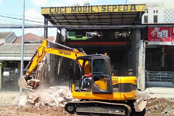 Alat berat dikerahkan mengeksekusi eks cucian mobil. (Seru.co.id/ws10) - Pemkot Malang Akhirnya Eksekusi Lahan Eks Cucian Mobil