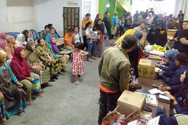 Animo masyarakat umum dan pedagang antri membeli komoditas di Warung Tekan Inflasi Mbois Ilakes. (ws10) - Pemkot Malang Buka Warung Tekan Inflasi Mbois Ilakes di Tiga Pasar, Simak Harganya