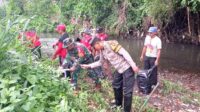 Babinsa Bandungrejosari bersama warga bersihkan Sungai Sukun antisipasi banjir. (ist) - Babinsa Bandungrejosari Bersama Warga Bersihkan Sungai Sukun Antisipasi Banjir