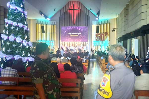 Babinsa Blimbing amankan perayaan Natal di Gereja GPPS Anugerah. (ist) - Babinsa Blimbing Amankan Perayaan Natal di Gereja GPPS Anugerah