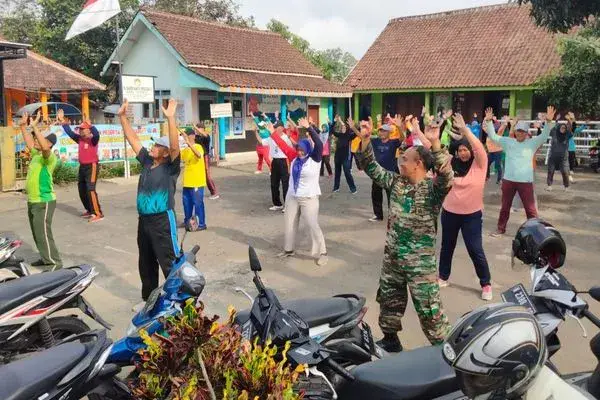 Tingkatkan Imun, Babinsa Kedungkandang Senam Bersama Karang Wreda dan Warga Wonokoyo