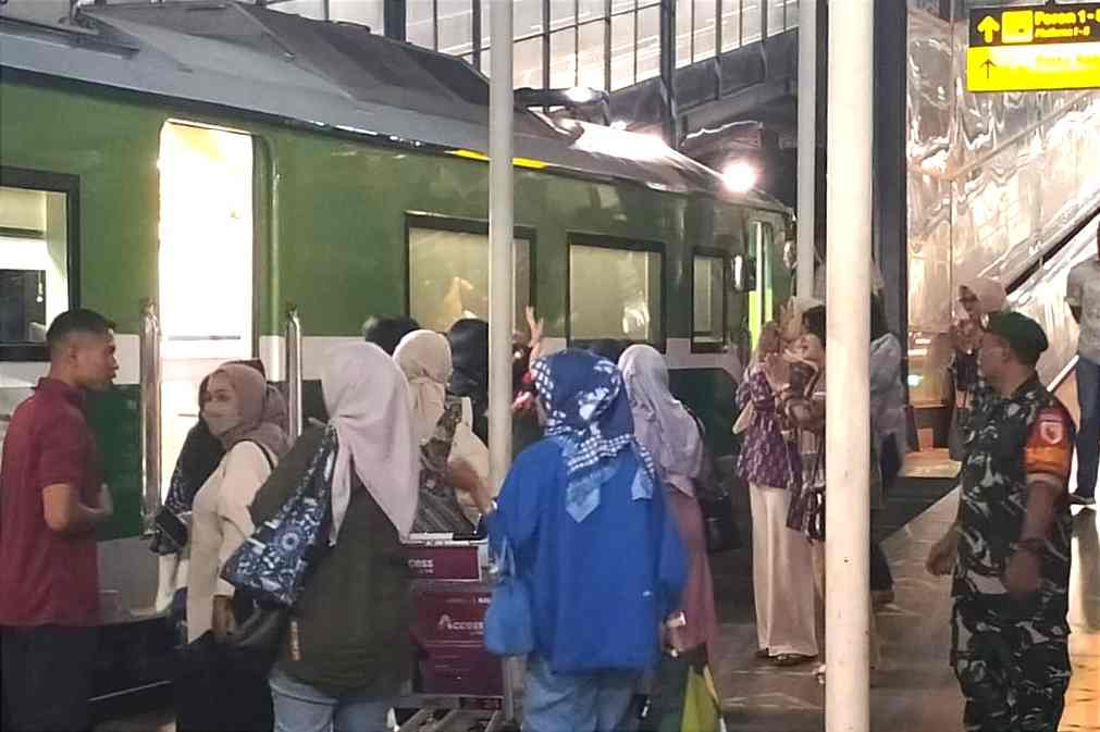 Babinsa Kiduldalem Pantau Keamanan Stasiun Kotabaru saat Liburan Sekolah dan Nataru