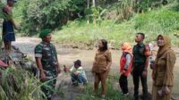 Babinsa Koramil 0833/01 Klojen Turut Mitigasi Tanah Longsor Aris Munandar