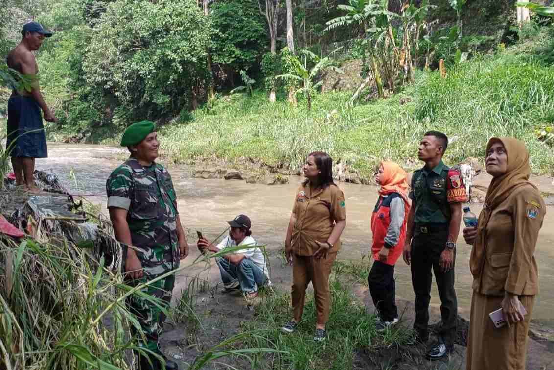 Babinsa Koramil 0833/01 Klojen Turut Mitigasi Tanah Longsor Aris Munandar